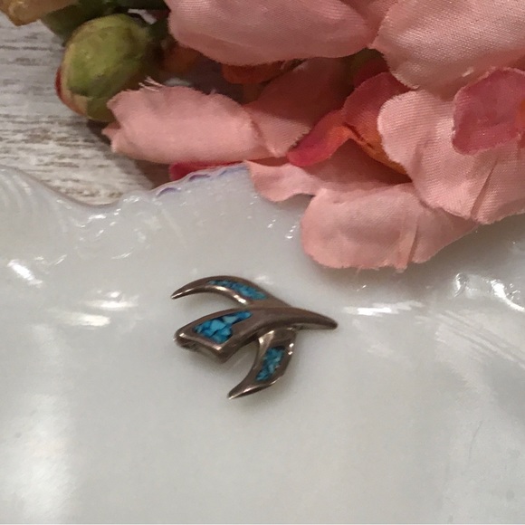 🎱[2/$36.00]🎱 Inlay Turquoise Dove Pendant - Picture 3 of 6